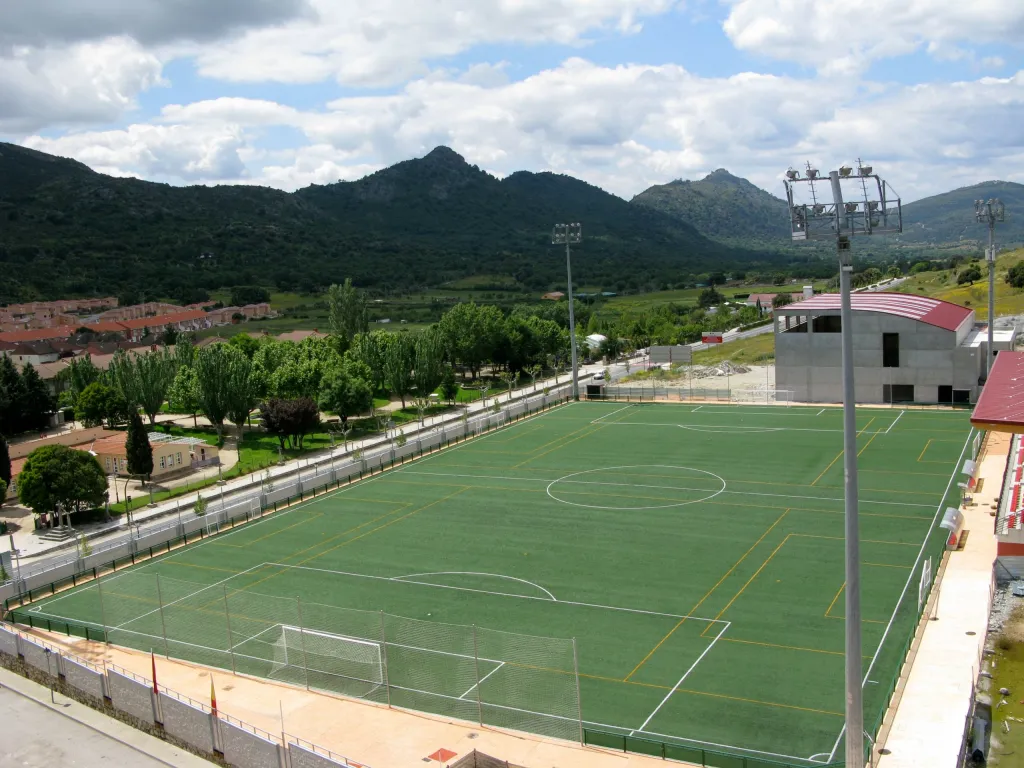 Estadio Robledo Club con la Sierra al fondo